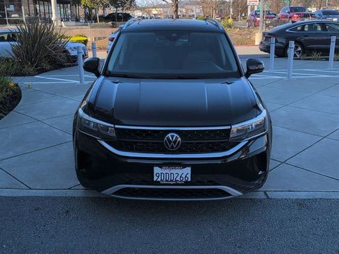 Used 2022 Volkswagen Taos SE image 2