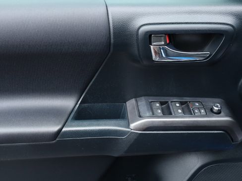 Used 2016 Toyota Tacoma SR5 image 34