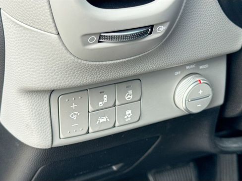 Used 2018 Kia Soul + w/ + Primo LIT Package FWD image 12