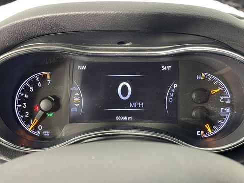 Used 2021 Jeep Grand Cherokee Laredo image 25