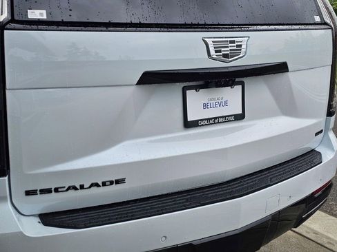 New 2026 Cadillac Escalade ESV Platinum Sport w/ LPO, ONYX Package AWD/4WD image 15