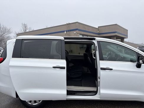 Used 2020 Chrysler Voyager L image 24