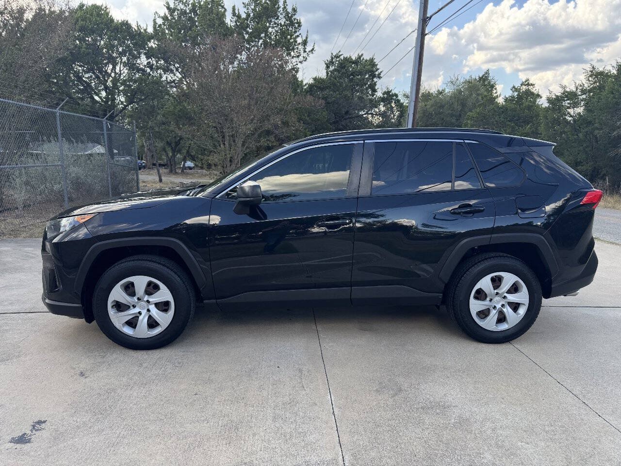 Used 2019 Toyota RAV4 LE FWD image 7
