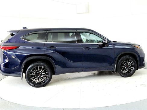 Used 2022 Toyota Highlander XLE AWD/4WD image 6