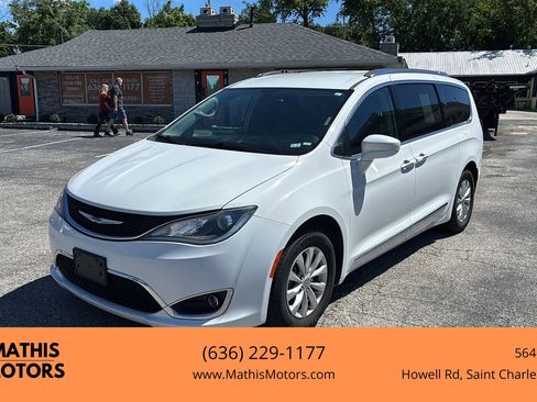 Used 2019 Chrysler Pacifica Touring-L FWD image 1