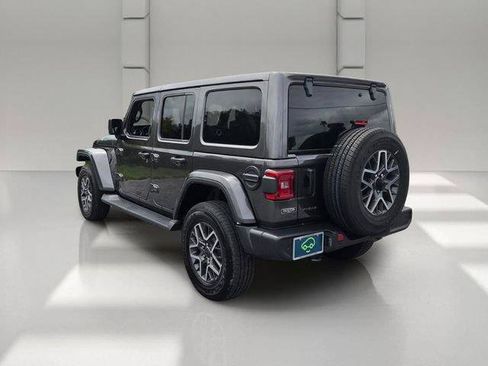 Used 2025 Jeep Wrangler Unlimited Sahara AWD/4WD image 3