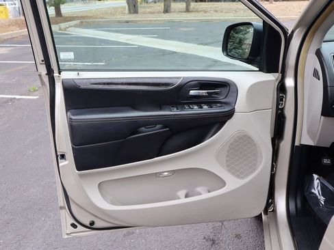 Used 2013 Chrysler Town & Country Touring image 25