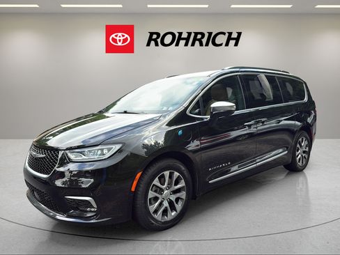Used 2023 Chrysler Pacifica Pinnacle FWD image 1