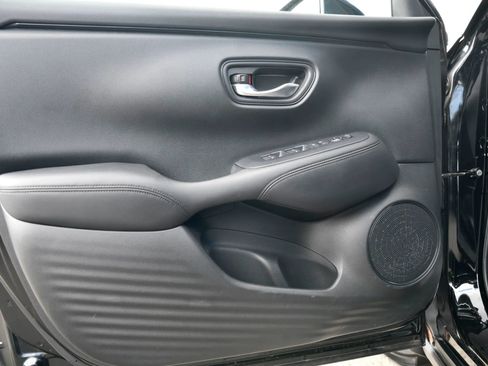 Used 2023 Honda HR-V LX image 9