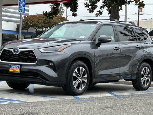 Used 2023 Toyota Highlander XLE w/ Protection Package #3 (TMS) AWD/4WD image 8