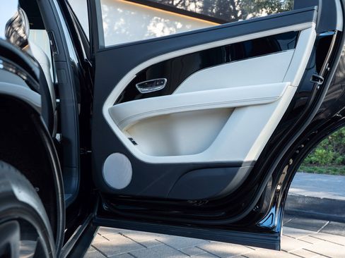 Used 2023 Bentley Bentayga Extended Wheelbase image 52