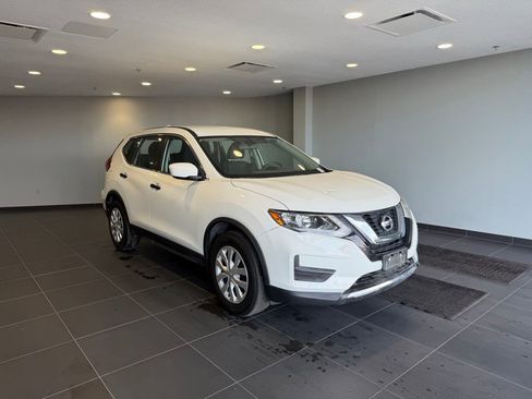 Used 2017 Nissan Rogue S image 3