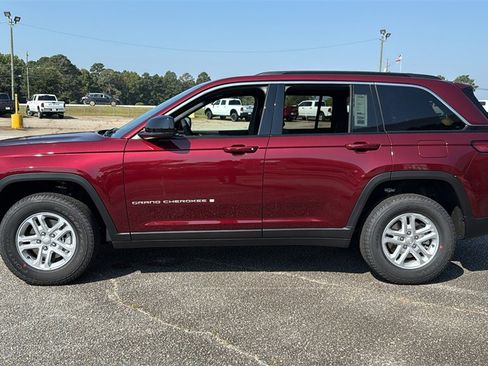 New 2025 Jeep Grand Cherokee Laredo image 5