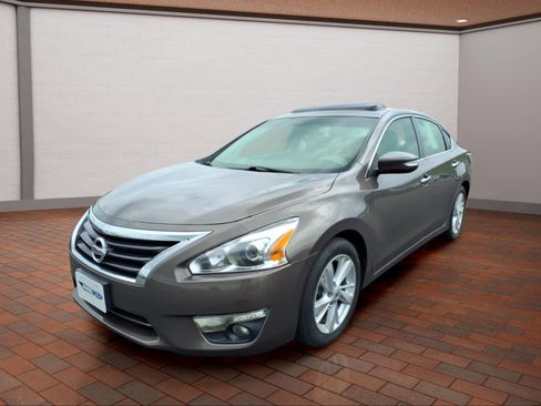 Used 2015 Nissan Altima 2.5 SV w/ Convenience Package FWD image 4