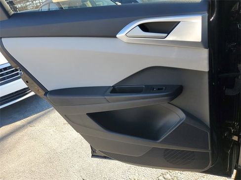 Certified 2025 Volkswagen Taos SE image 13