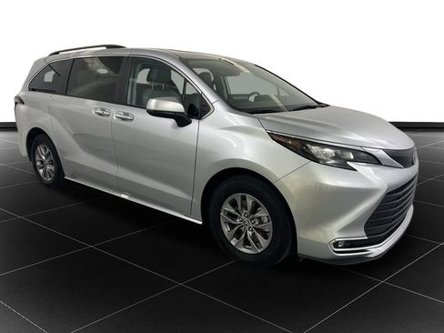 Used 2024 Toyota Sienna XLE image 7