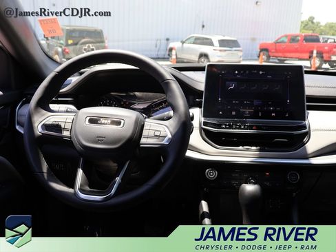 Used 2025 Jeep Compass Limited AWD/4WD image 18