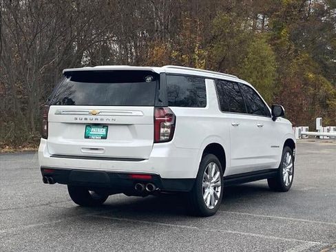 Used 2022 Chevrolet Suburban High Country image 3