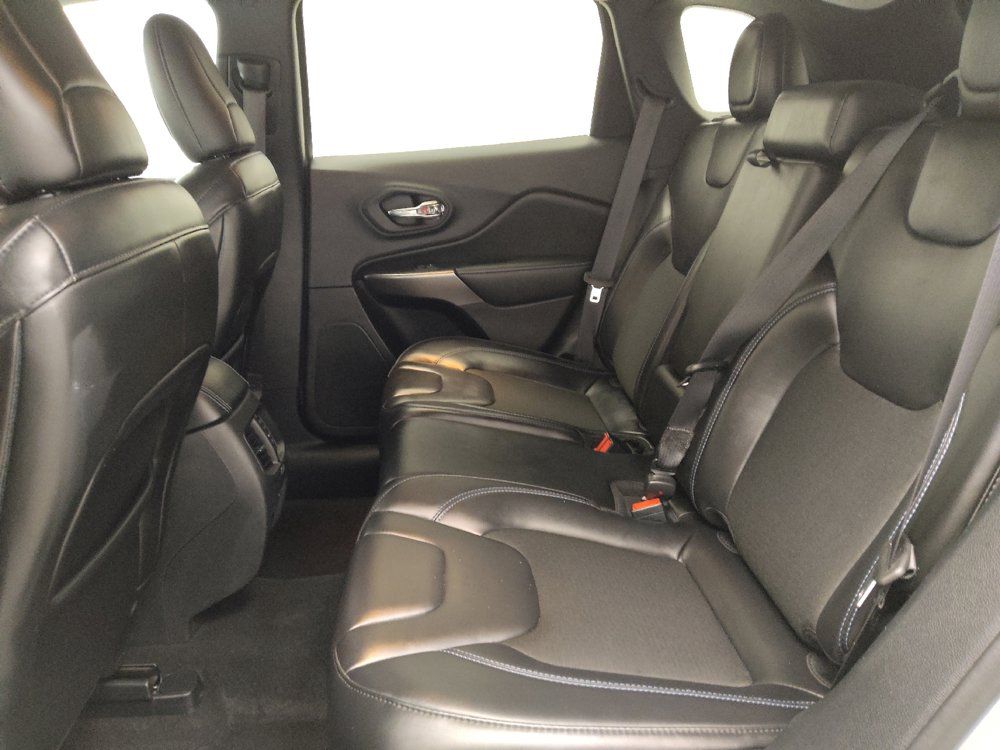 Used 2020 Jeep Cherokee Latitude Plus w/ Comfort/Convenience Group AWD/4WD image 18