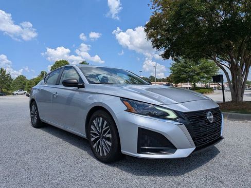 Used 2024 Nissan Altima 2.5 SV FWD image 2