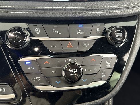 Used 2025 Chrysler Pacifica Limited image 24