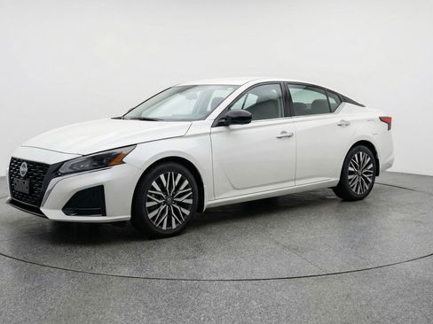 Used 2025 Nissan Altima 2.5 SV FWD image 3