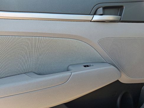 Used 2017 Hyundai Elantra SE image 12