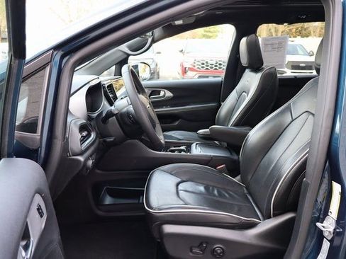 Used 2025 Chrysler Pacifica Limited FWD image 19