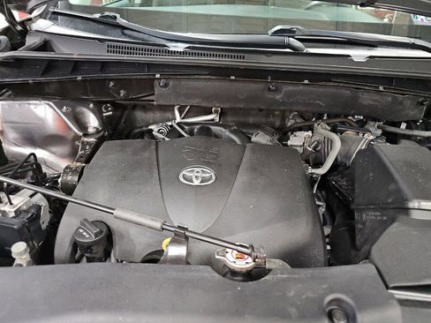 Used 2019 Toyota Highlander XLE image 16