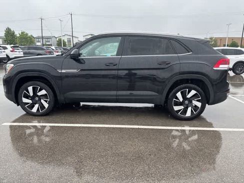 Used 2024 Volkswagen Atlas Cross Sport SE FWD image 2