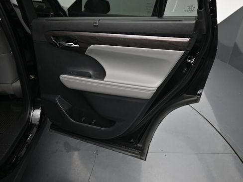 Used 2022 Toyota Highlander Limited AWD/4WD image 13