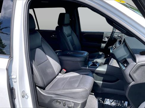 Used 2024 Chevrolet Suburban LT RWD image 8