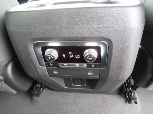 Used 2024 GMC Yukon XL SLT w/ SLT Premium Package AWD/4WD image 32