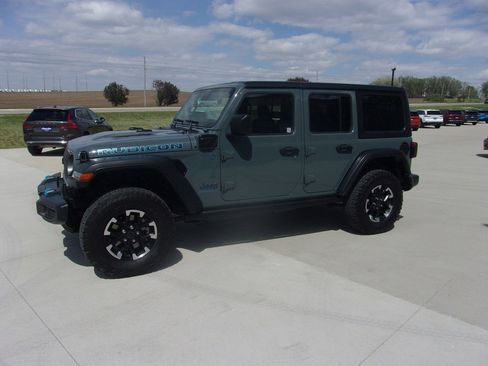 Used 2025 Jeep Wrangler Unlimited Rubicon 4xe w/ Convenience Group AWD/4WD image 8