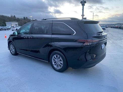 Used 2024 Toyota Sienna XLE image 6