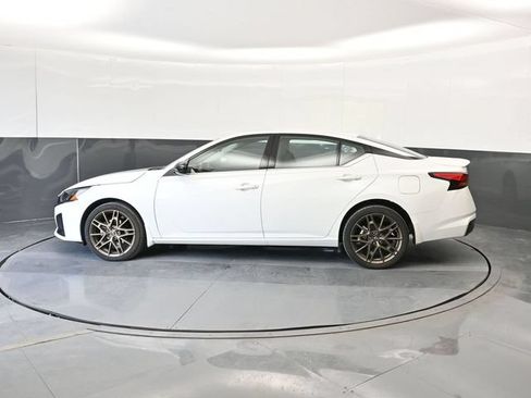 Used 2025 Nissan Altima 2.5 SR w/ SR Premium Package AWD/4WD image 9