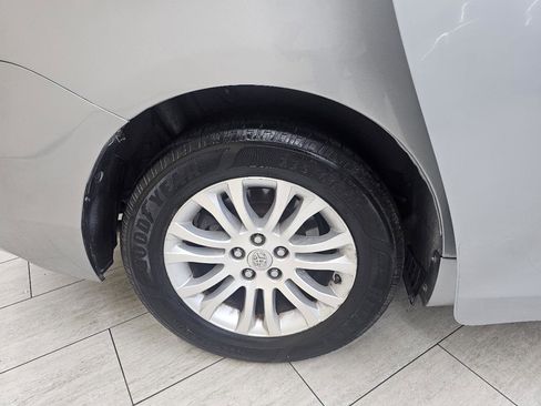 Used 2014 Toyota Sienna XLE FWD image 38