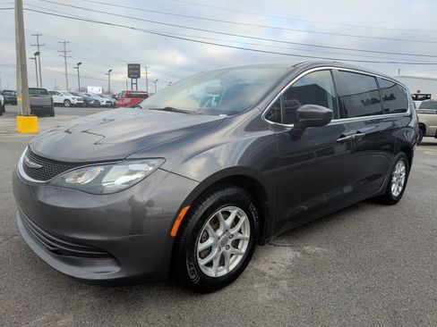 Used 2019 Chrysler Pacifica LX image 3