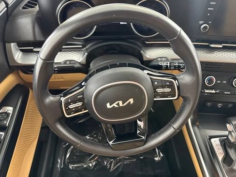 Used 2023 Kia Carnival LX FWD image 25