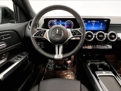 Used 2026 Mercedes-Benz GLB 250 image 4