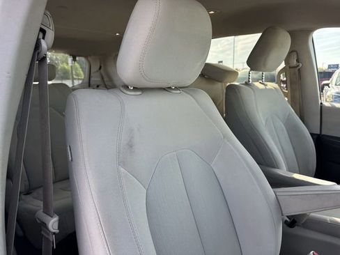 Used 2017 Chrysler Pacifica Touring FWD image 25