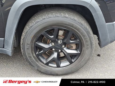 Used 2015 Jeep Cherokee Trailhawk w/ Leather Interior Group AWD/4WD image 9