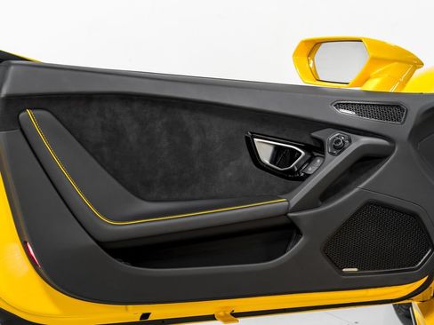 Used 2022 Lamborghini Huracan EVO RWD image 9