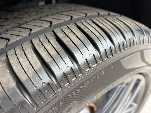 Used 2022 Volkswagen Tiguan SE R-Line image 9