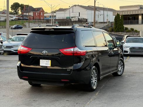 Used 2019 Toyota Sienna XLE FWD image 2