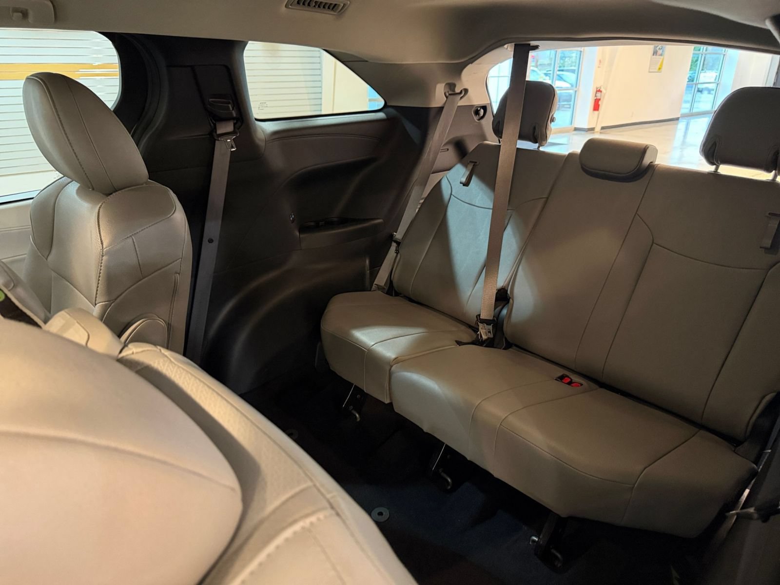 Used 2025 Toyota Sienna XLE FWD image 30