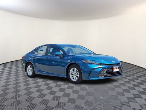 Used 2025 Toyota Camry LE FWD image 5