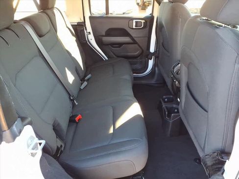 Used 2018 Jeep Wrangler Unlimited Sahara image 12