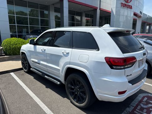 Used 2018 Jeep Grand Cherokee Altitude AWD/4WD image 4