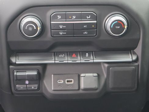 Used 2022 Chevrolet Silverado 2500 Custom w/ Custom Convenience Package image 16